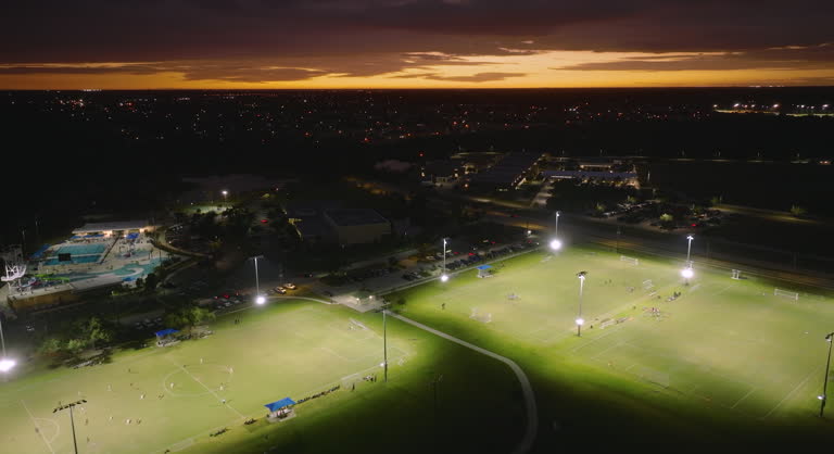 Le tennis inclusif s’adresse aux joueurs en situation de handicap. Il combine techniques adaptées et règles souples. Par conséquent,